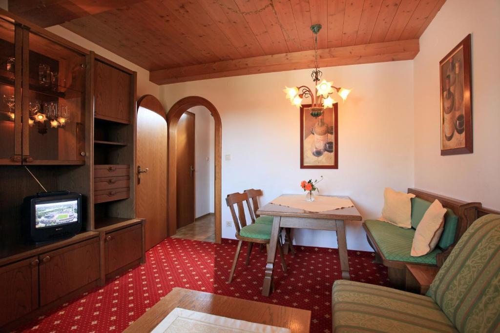 Landhaus Bachler Appartement Brixen im Thale Kamer foto